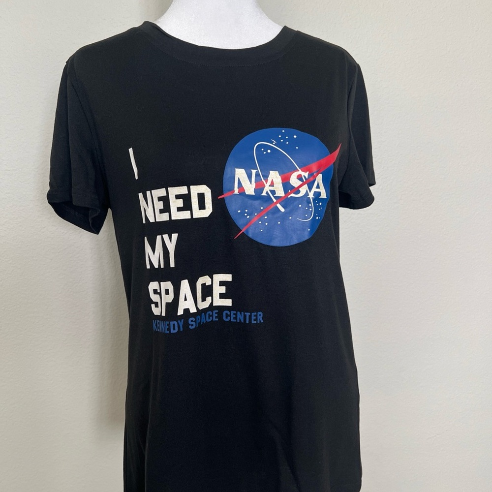 NASA Women’s “I Need My Space” Kennedy Space Center Black Graphic T Shirt Small